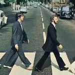 A icônica travessia dos Beatles na Abbey Road, que daria o nome ao último e um dos mais marcantes álbuns da banda inglesa | Foto: Reprodução/Redes sociais