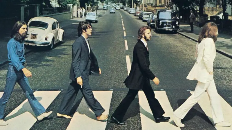 A icônica travessia dos Beatles na Abbey Road, que daria o nome ao último e um dos mais marcantes álbuns da banda inglesa | Foto: Reprodução/Redes sociais