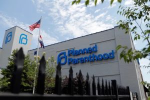 A Fundação Susan Thompson Buffett, presidida por Susie, doou US$ 8,4 bilhões para organizações que trabalham pela saúde reprodutiva, a exemplo da Planned Parenthood | Foto: Divulgação/Planned Parenthood
