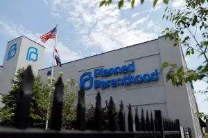 A Fundação Susan Thompson Buffett, presidida por Susie, doou US$ 8,4 bilhões para organizações que trabalham pela saúde reprodutiva, a exemplo da Planned Parenthood | Foto: Divulgação/Planned Parenthood