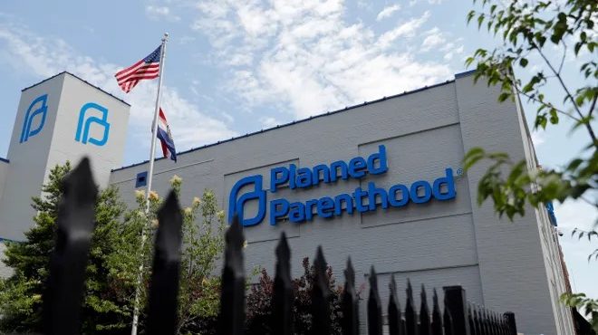 A Fundação Susan Thompson Buffett, presidida por Susie, doou US$ 8,4 bilhões para organizações que trabalham pela saúde reprodutiva, a exemplo da Planned Parenthood | Foto: Divulgação/Planned Parenthood