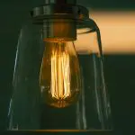 Medida que pode deixar luz mais cara foi aprovada de última hora | Foto: Caleb Woods/Unsplash