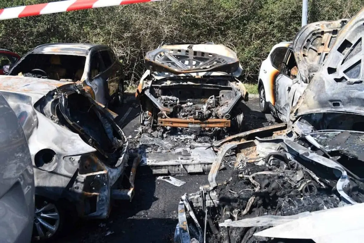 Imagem de incêndio provocado por um carro elétrico estacionado Aeroporto Internacional de Sydney, na Austrália
Foto: Divulgação/Bombeiros de Nova Gales