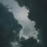 Imagem de céu encoberto, em alusão ao fenômeno conhecido como chuva preta