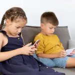 crianças com celular
