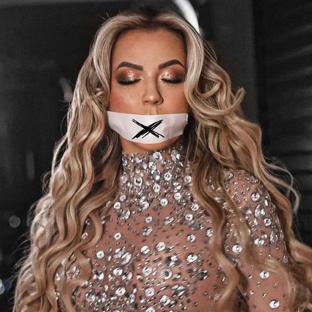 A advogada e influenciadora digital Deolane Bezerra publicou a foto com um 'X' na boca nas redes sociais logo depois de ser lido liberada da prisão na segunda-feira 9 | Foto: Redes sociais