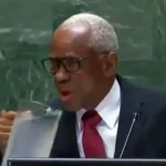 Representante do Haiti se atrapalha com jarra de água | Foto: Reprodução/ONU WebTV
