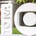 Foto da apresentadora Eliana ao lado do logotipo da Globo