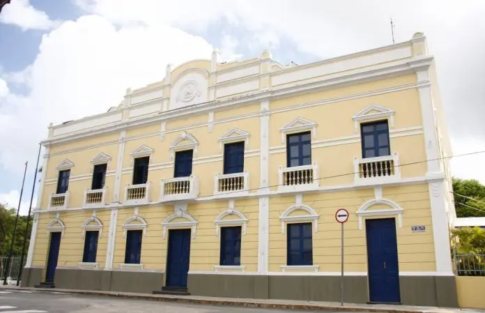 fachada do prédio da prefeitura de fortaleza