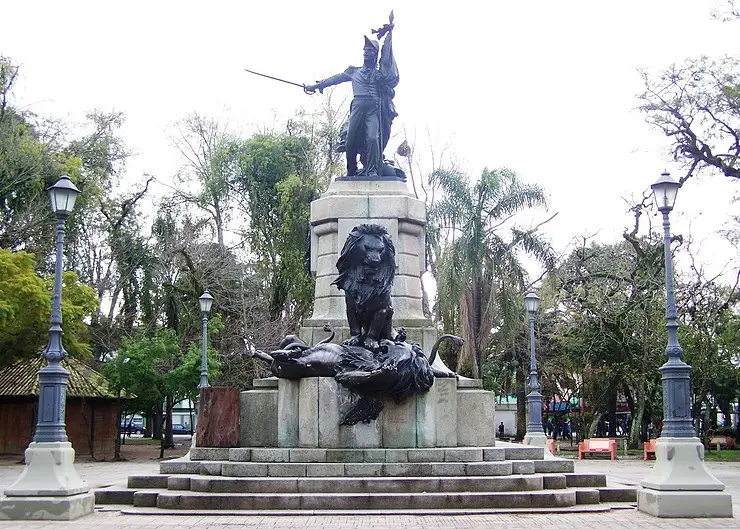 Monumento do artista Teixeira Lopes fundida em bronze e em homenagem à República Rio-Grandense numa das praças de Bento Gonçalves: dois leões em combate para representar a imagem de uma luta entre irmãos | Foto:Wikimedia Commons