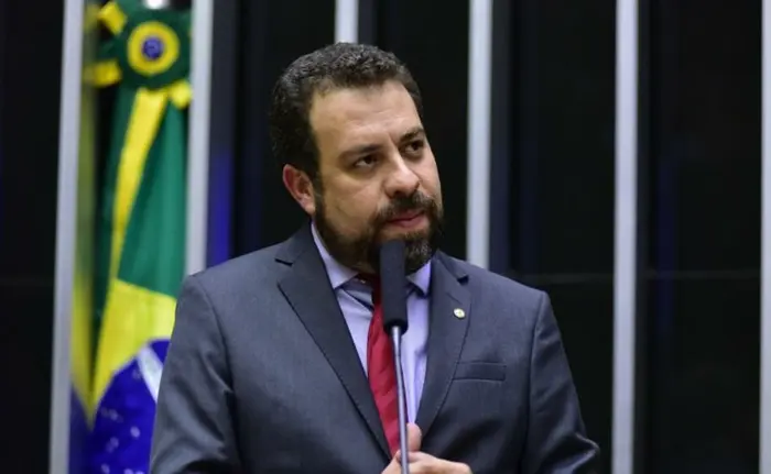 Guilherme Boulos na tribuna da Câmara dos Deputados