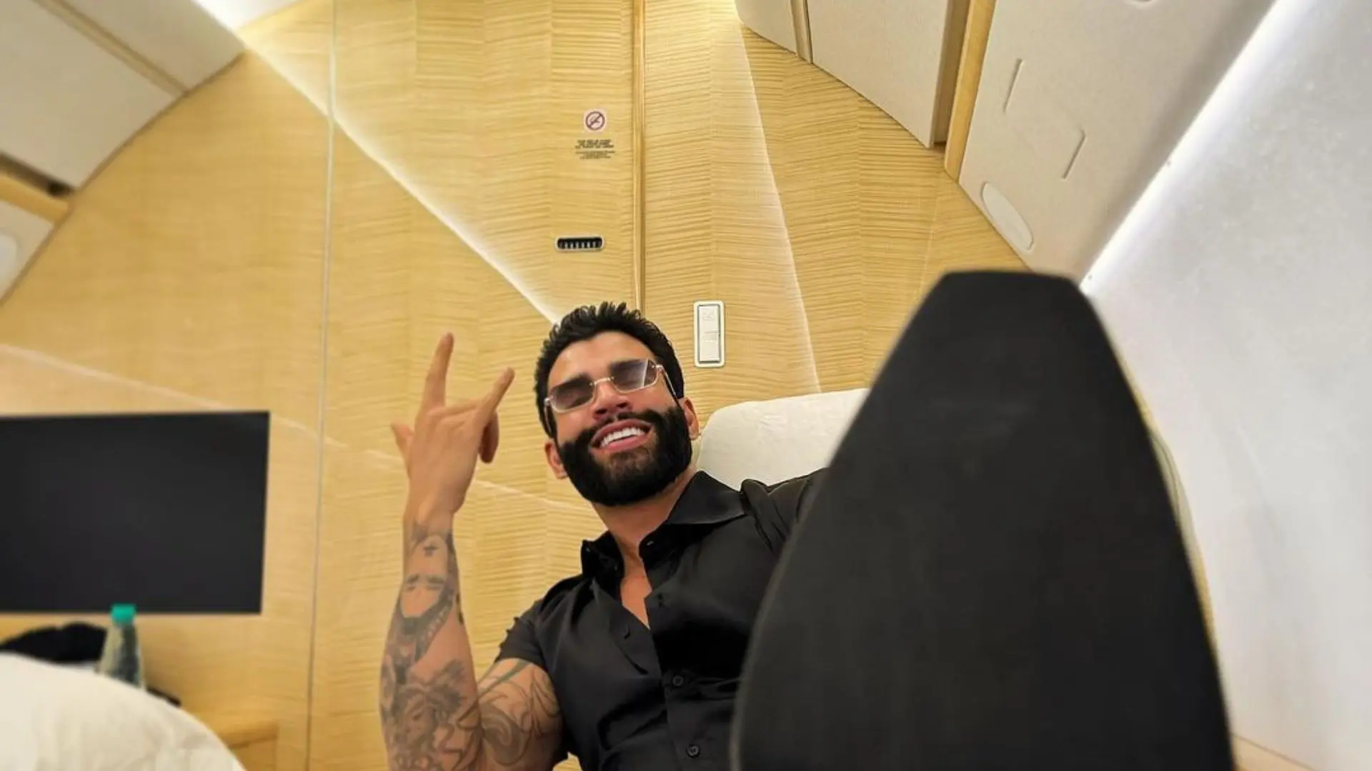 Foto de Gusttavo Lima em avião