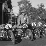 Soichiro Honda exibe as motocicletas que ele desenvolvia para competições em várias partes do mundo | Foto: Divulgação/Museu Honda