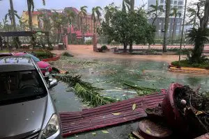 A passagem do tufão forçou o deslocamento de milhares de pessoas nas regiões atingidas | Foto: Reprodução/Reuters
