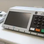 Modelo de urna eletrônica usada no sistema eleitoral brasileiro