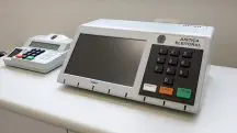 Modelo de urna eletrônica usada no sistema eleitoral brasileiro