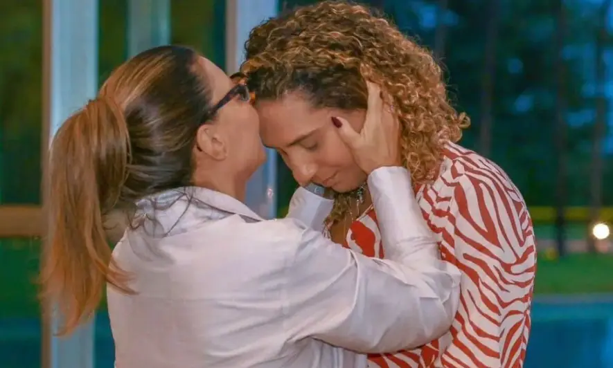 janja da silva beija a testa de anielle franco