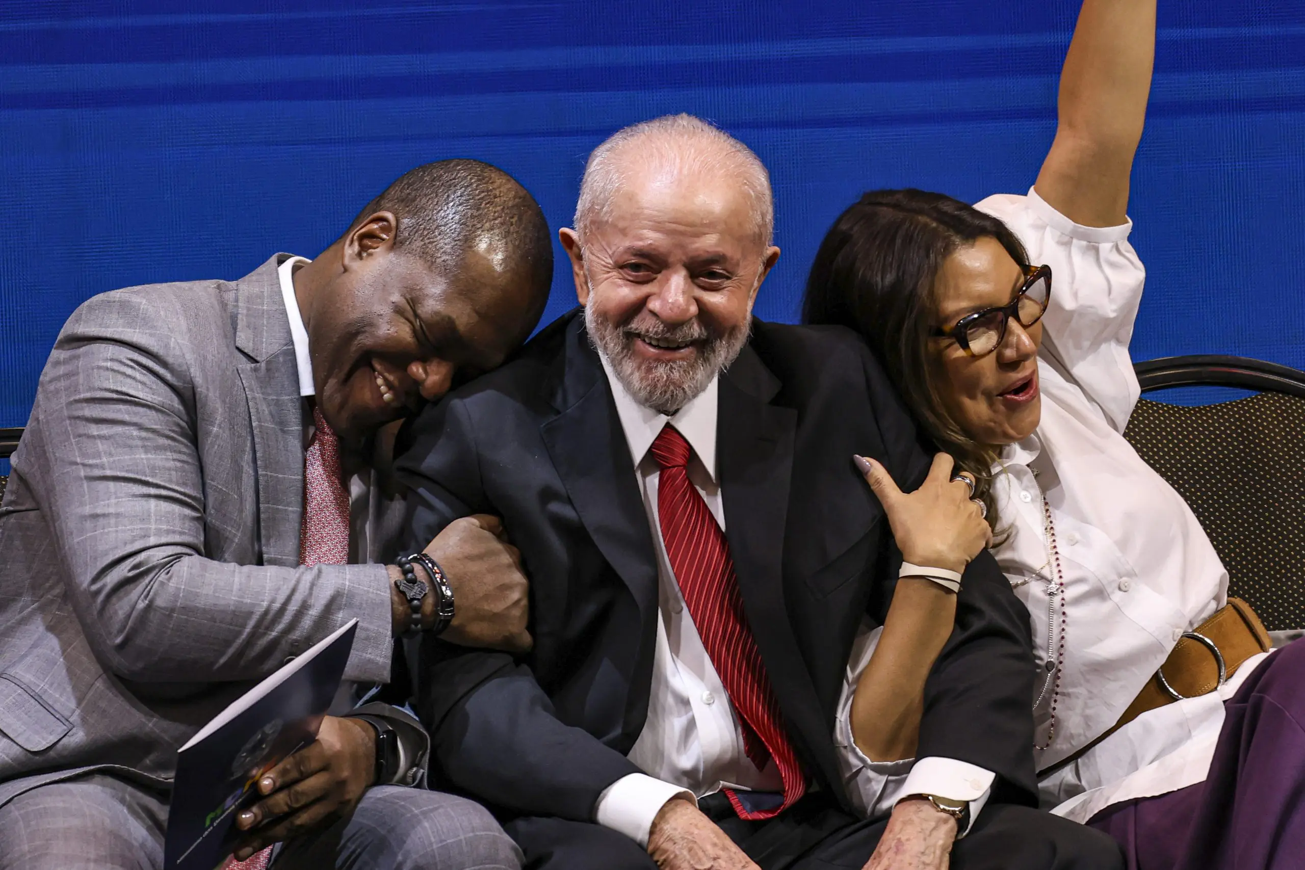 Em meio à acusação de assédio contra Silvio Almeida, Janja compartilha foto com Anielle