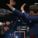 Momento em que José Luiz Datena (PSDB) atinge Pablo Marçal (PRTB) com uma cadeirada durante debate na TV Cultura | Foto: Reprodução/TV Cultura
