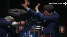 Momento em que José Luiz Datena (PSDB) atinge Pablo Marçal (PRTB) com uma cadeirada durante debate na TV Cultura | Foto: Reprodução/TV Cultura