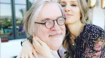Foto de Matt Groening, criador de Os Simpsons, ao lado de sua mulher