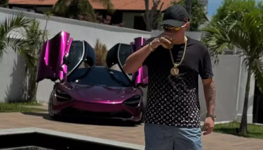 Filho Deolane com McLaren