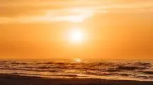 Foto meramente ilustrativa para conteúdo sobre onda de calor; na imagem, o sol aparece ao fundo, com registro do mar em primeiro plano; Europa
