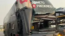 Imagens publicadas nas redes sociais mostram o estado do veículo depois do acidente | Foto: Reprodução/Redes sociais