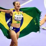 Fernanda Yara comemora medalha de ouro no atletismo na Paralimpíada de Paris | Foto: Marcello Zambrana/CPB