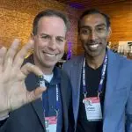 Alex Luebke (esq.) e Vivek, da Endiatx, apresentam ao público o PillBot: objetivo é diversificar aplicação e funcionalidades | Foto: Divulgação/TED