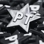 Estrela do PT, em imagem em tom preto e branco