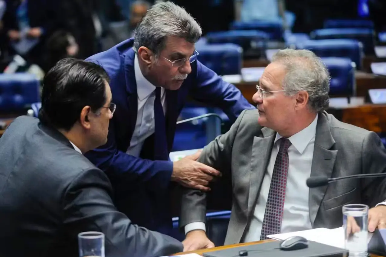Os senadores Eduardo Braga (PMDB-AM), Romero Jucá (PMDB-RR) e Renan Calheiros (PMDB-AL) durante sessão no dia 14 de março de 2017 — Foto: Marcos Oliveira/Agência Senado