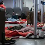 Para dormir, os imigrantes usam finos colchões que são colocados no chão ou amontoados em frestas sobre bancos | Foto: Defensoria Pública da União/DPU