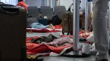 Para dormir, os imigrantes usam finos colchões que são colocados no chão ou amontoados em frestas sobre bancos | Foto: Defensoria Pública da União/DPU