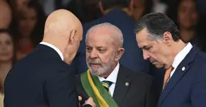 Presidente Lula conversa com Ministro do STF Alexandre de Moraes e Luís Roberto Barroso Presidente do STF durante o desfile de 7 de Setembro, em Brasília | Foto: Ton Molina/ Estadão Conteúdo