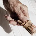 O 13º salário, conhecido como gratificação natalina, é um benefício garantido aos trabalhadores brasileiros desde 1962 | Foto: Reprodução/Freepik