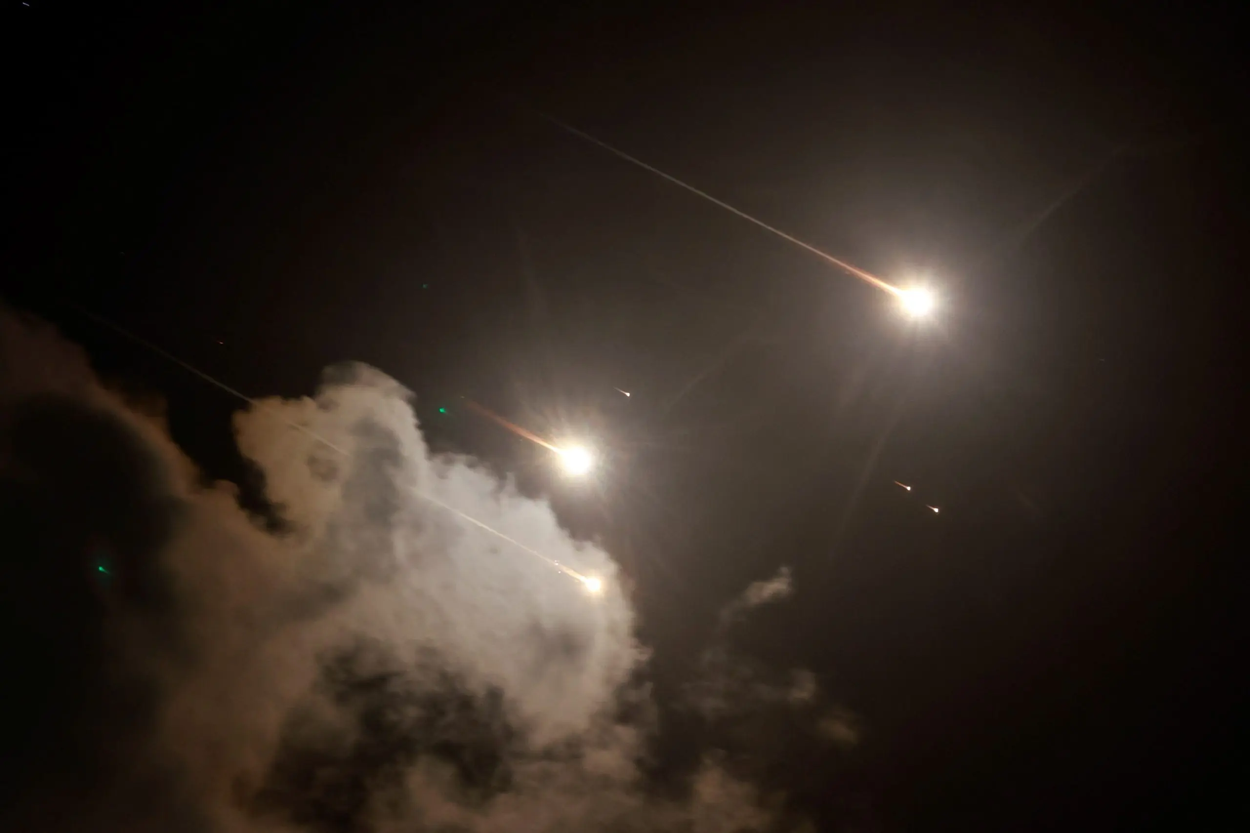 Um foguete é visto em meio às hostilidades transfronteiriças entre o Hezbollah e Israel, visto de Tel Aviv , Israel - 1º/10/2024 | Foto: Ammar Awad/Reuters