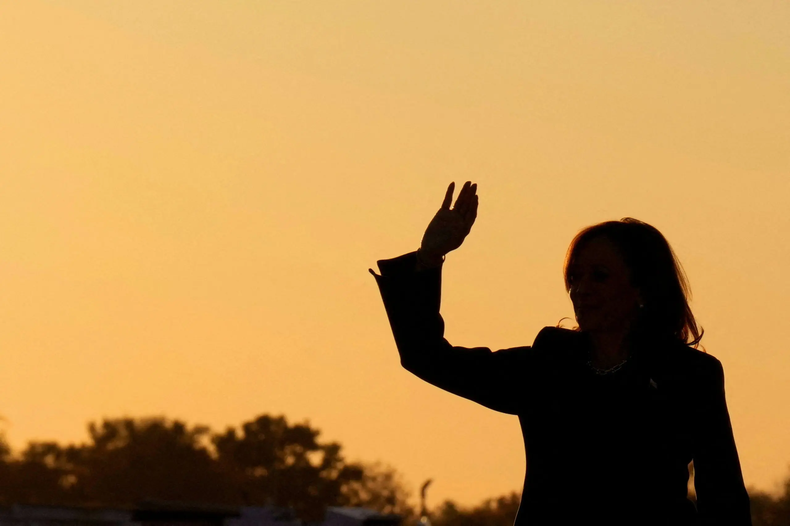 Candidata presidencial democrata, a vice-presidente Kamala Harris embarca no Força Aérea Dois a caminho de Milwaukee, no Aeroporto Internacional do Condado de Oakland em Waterford Township, EUA, 21 de outubro de 2024 | Foto: Jacquelyn Martin/Reuters