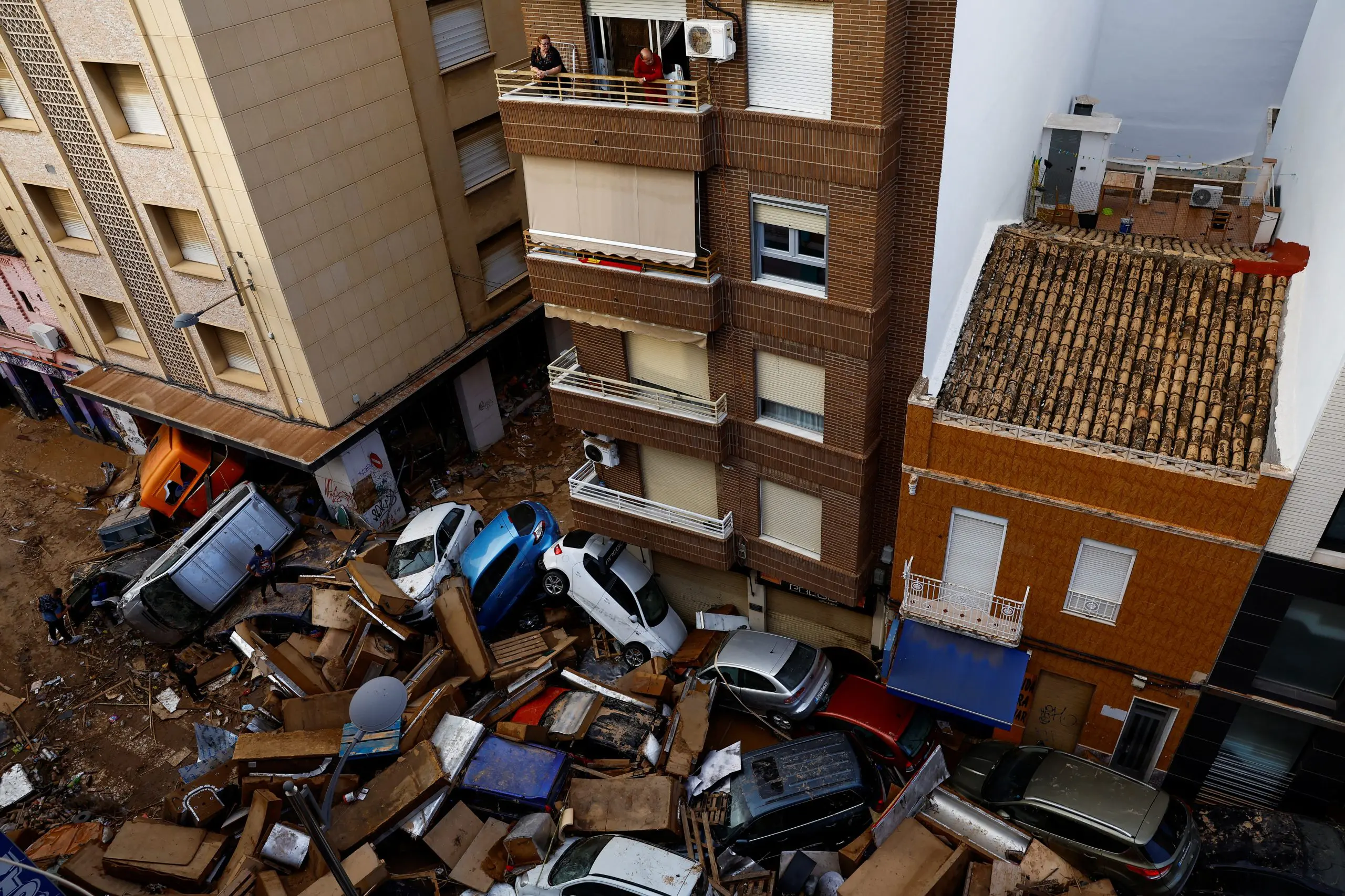 Carros presos ficam amontoados nas ruas, depois de enchentes, no bairro La Torre, em Sedavi, Valência - 31/10/2024 | Foto: Susana Vera/Reuters