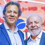 Lula ao lado do ministro Fernando Haddad, responsável pela economia brasileira | Foto: Reprodução/Flickr/Lula Oficial