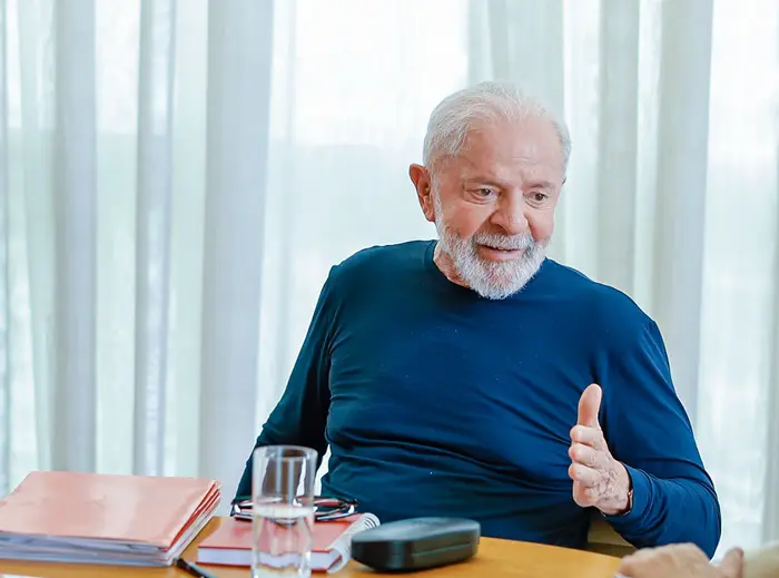 Presidente da República, Luiz Inácio Lula da Silva, durante reunião com o Assessor-Chefe da Assessoria Especial do Presidente da República, Celso Amorim, e o Ministro-chefe da Secretaria de Relações Institucionais, Alexandre Padilha, no Palácio da Alvorada, em Brasília