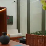 Ao chegar na sala de embarque, os passageiros terão acesso a espaços com gastronomia do chef Ivan Ralston — um dos mais famosos do Brasil —, e drinks do The Punch Bar, de Ricardo Miyazaki | Foto: Reprodução/CNN Brasil