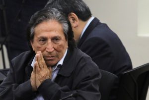 O ex-presidente do Peru Alejandro Toledo comparece ao tribunal para sentença durante seu julgamento por acusações de corrupção relacionadas à Odebrecht
