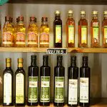 Garrafas de azeite em empório
