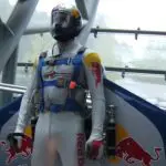 O traje usado por Felix Baumgartner para cruzar o Canal da Mancha - 2/10/2024 | Foto: Reprodução/Wikimedia Commons