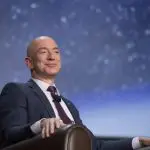 Dono do Washington Post, Jeff Bezos evitou polemizar acusações de que teria pressionado jornalistas contra endosso à candidatura de Kamala Harris | Foto: Reprodução/YouTube