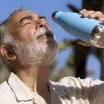 É crucial que a população esteja ciente da importância de economizar água e evitar a exposição prolongada ao sol durante os horários de calor | Foto: Reprodução/Freepik