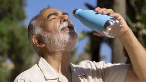 É crucial que a população esteja ciente da importância de economizar água e evitar a exposição prolongada ao sol durante os horários de calor | Foto: Reprodução/Freepik