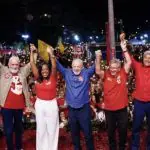 O comício aconteceu em Camaçari, na Bahia, e contou com a presença de Lula | Foto: Reprodução/Redes sociais