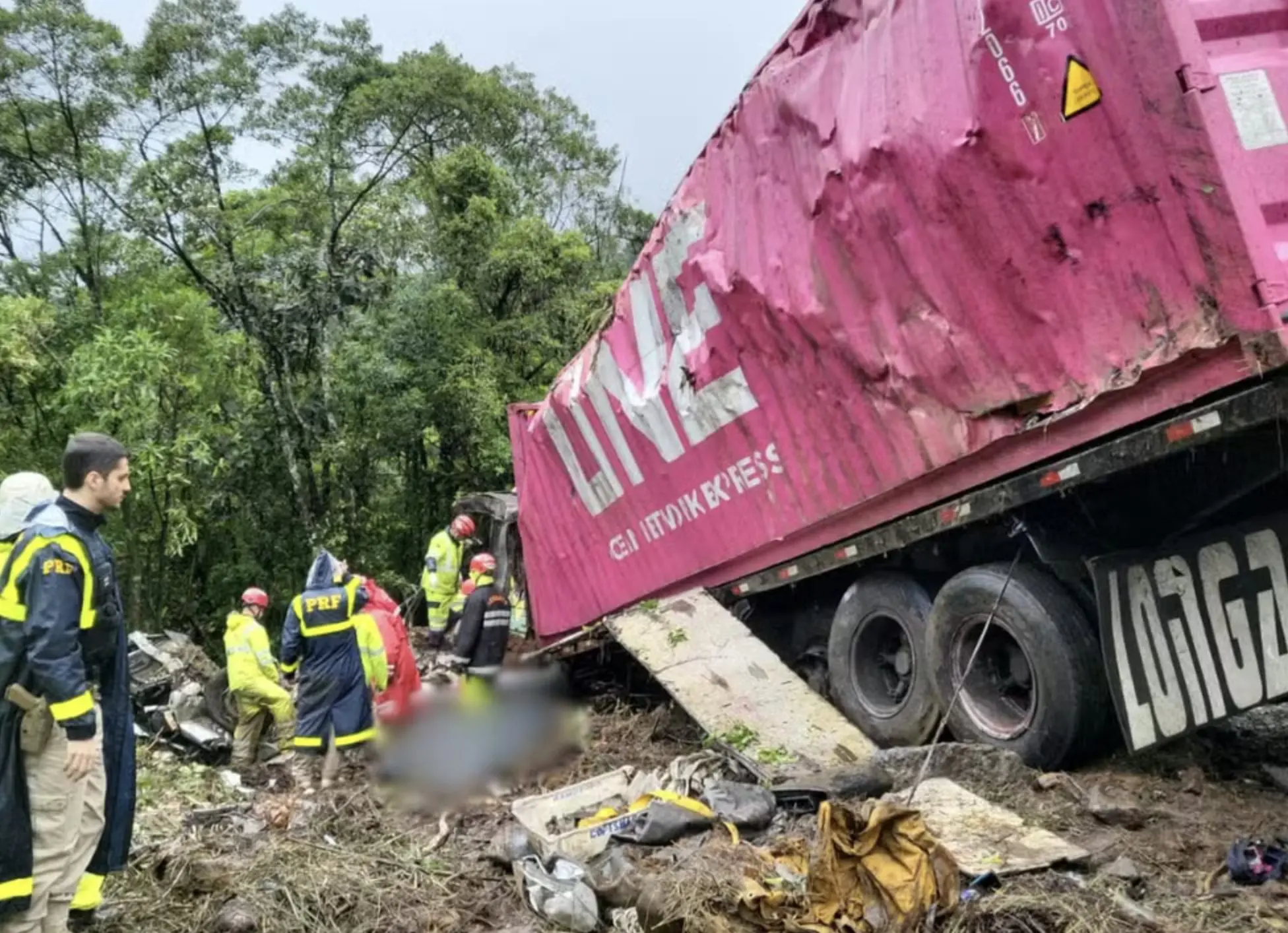 Carreta tomba sobre van e causa a morte de nove pessoas na BR-376, no Paraná | Foto: Divulgação/Corpo de Bombeiros